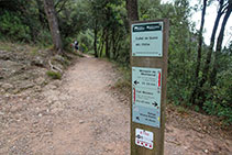 Trencall del Camí de la Portella, la senyalització indica erròniament que estem al coll de Guirló.