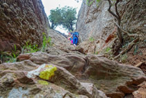 Pas de la Portella, una curta canal empinada on haurem d’ajudar-nos amb les mans per ascendir.