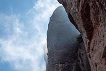 Escaladors entre la boira desafiant les parets més vertiginoses de Montserrat.