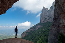 Contemplant les parets de la cara nord de Montserrat des de l’interior de la Foradada.