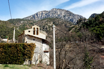 El poble d´Alinyà i, al fons, l´anticlinal del Roc de la Pena.