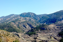 Vistes a la vall d´Alinyà des del mirador de l´ermita de Sant Ponç, amb els nuclis d´Alinyà, Llobera i les Sorts i l´anticlinal del Roc de la Pena.