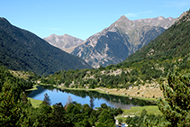 L´estany de la Llebreta i, al fons, el pic l´Aüt.