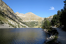 Estany Llong, al fons el pic i el coll del Portarró.