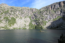 Estany Redó amb la seva petita illa tan característica.