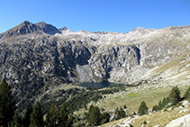 Vista del circ de muntanyes de l´estany Redó i del pletiu dels Gavatxos des de la pista pujant cap al Portarró.