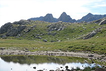 Des del Potarró podem veure com la muntanya dels Encantats treu el cap des del sector de Sant Maurici.