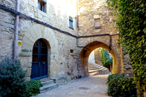 Celler de Madremanya i portal a la plaça de l´església.