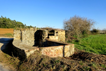 Antic safareig al camí de Púbol.