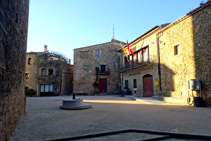 Plaça Major i ajuntament de Madremanya.