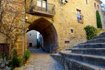 Portal de sortida del nucli fortificat de Madremanya.