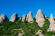 Vista de les Magdalenes (d´esquerra a dreta): Roca de Sant Pere, Magdalena Inferior, Ullal de les Magdalenes, Magdalena Superior, Gorra Frígia i Trencabarrals.