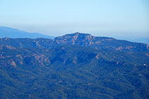 Sant Llorenç del Munt (La Mola) mirant cap al NE.