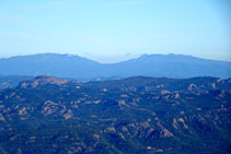 El Montcau (extrem N de Sant Llorenç del Munt) i en darrer terme el Matagalls, les Agudes i el Turó de l´Home (Montseny), tot mirant cap al NE.