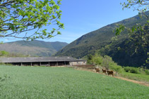 Granja que deixem enrere a mà dreta.