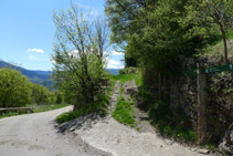 Deixem enrere la carretera i agafem un camí en direcció a Pujalt.