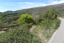 Fem uns 50m per la carretera i tornem a agafar un camí de terra (esquerra).