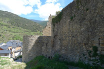 Castell de Sort. El rodegem per la nostra esquerra.