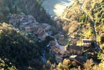 El pintoresc poble de Beget des de la pujada del Grau, amb la riera i l´església de Sant Cristòfol.