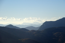 Vistes a les muntanyes de la Garrotxa pujant pel camí del Grau.
