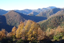 Vistes a la serra d´Anyers des de l´Oratori. En darrer terme, a la dreta, s´hi veu la magnífica serra Cavallera.