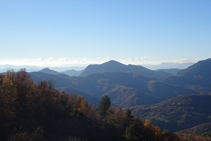 A la llunyania, en primer terme s´hi veu el coll de Salomó, en segon terme s´hi albiren el Mont Petit i el Mont Major, i en darrer terme hi observem Les Agudes i el Turó de l´Home.