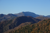 En primer terme veiem el Turó del Castell de Rocabruna. En segon terme els Esqueis i en tercer terme la panoràmica serra Cavallera.