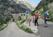 Pugem per la mateixa carretera fins a la presa.