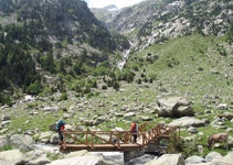 El barranc de Riumalo, amb el Besiberri despuntant des del coll.