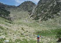 Vistes del Planell de Riumalo amb les aigües que baixen de l´estany Negre al fons.