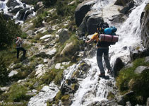 El camí creua un torrent.