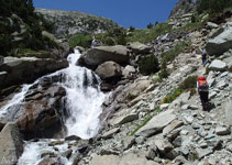 Durant la pujada el torrent ens queda a l´esquerra.