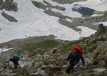 Guanyem altura ràpidament i aviat deixem l´estany enrere.