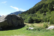 Bloc de granit característic a l´inici de la ruta.