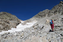 Pugem per un terreny molt pedregós abans d´assolir la collada d´Abellers.