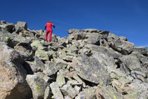 Ascendint per un caos de blocs arribem al cim del Besiberri Sud.