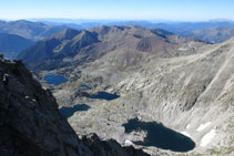 Vistes des del cim cap a la vall dels estanys Gelats, Gémena i Llubriqueto.