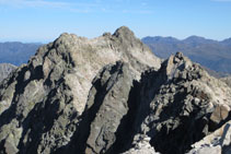 Vistes des del cim cap a la cresta de Besiberris.