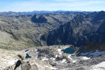 Vistes cap a l´E: estany Negre, refugi Ventosa i Calvell, Agulles i estany de Travessani...