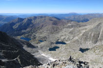 Vistes des del cim cap a la vall dels estanys Gelats, Gémena i Llubriqueto. Amb el Turbón al fons.