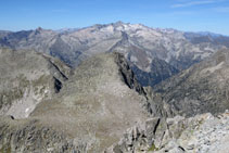 Pic dels Abellers i massís Aneto-Maladeta al fons.