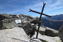 Pic del Comaloforno (3.029m), amb una creu i una placa.