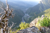 Mirador sobre la vall del Valira al camí d´Aixàs.