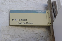 Senyal indicador al carrer de la Miranda, és l´antic camí de Cadaqués a Portlligat.