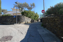 Seguim el carrer de la Miranda amunt.