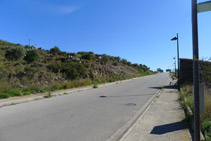 Seguim per la carretera uns 70m. En aquest tram la carretera té voreres pels vianants.