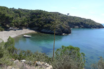 Arribant a la platja de Guillola (també coneguda com a <i>cala Guillola</i>).