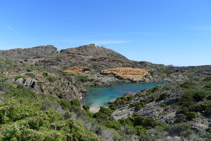 La cala Jugadora en primer terme i el far del Cap de Creus al fons.