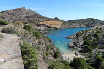 Seguim cap al Cap de Creus amb la cala Jugadora als nostres peus.