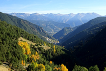 Vistes de la vall d´Arinsal, amb el poble d´Arinsal al fons.